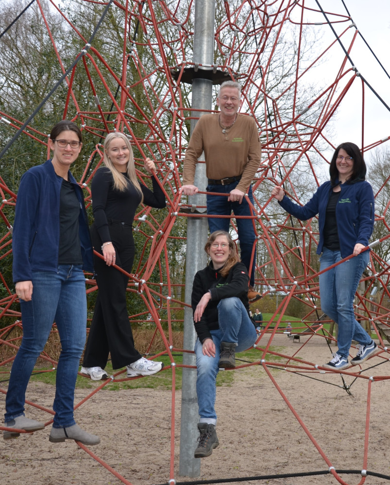 Das Team von Ergotherapie-Gronau auf einem Klettergerüst